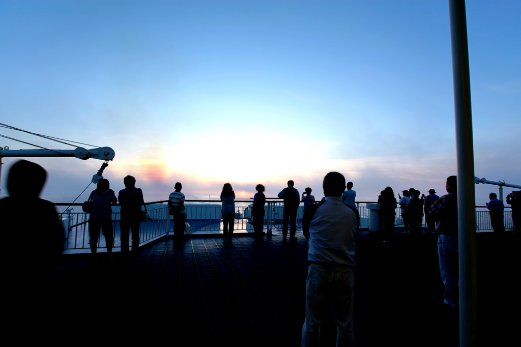 船上　夕日を見つめる人々