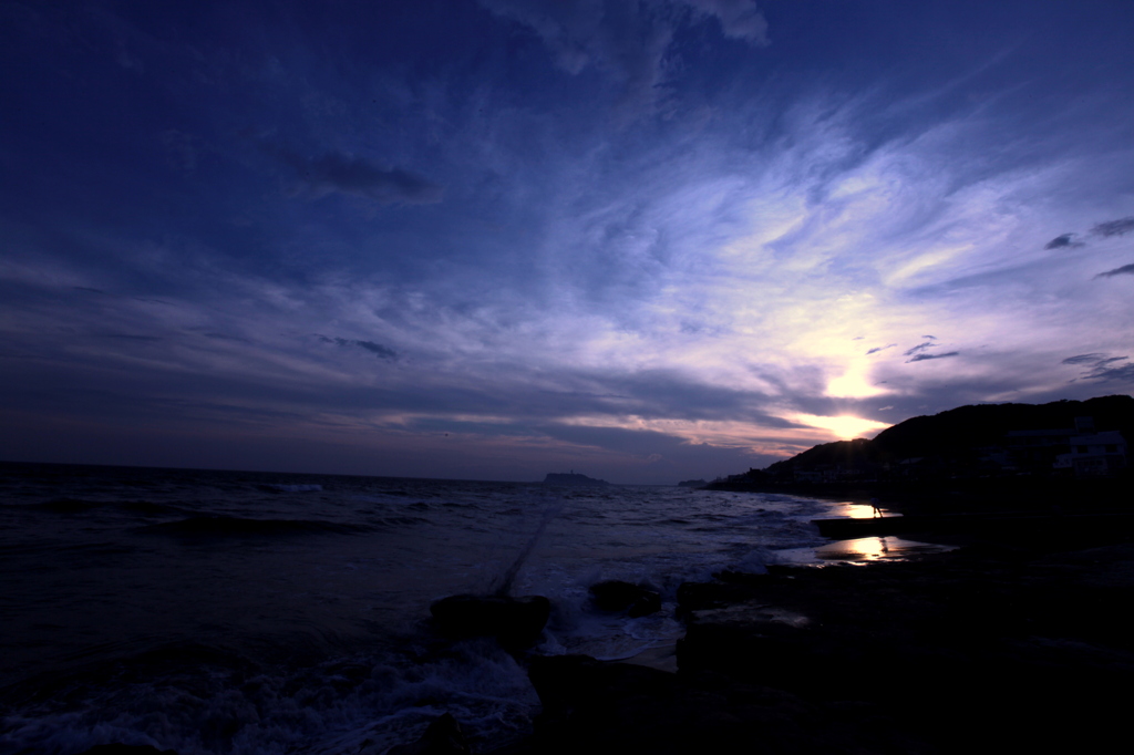 暮れ行く湘南の海