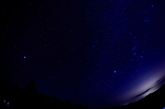 見 上 げ る 夜 空 に