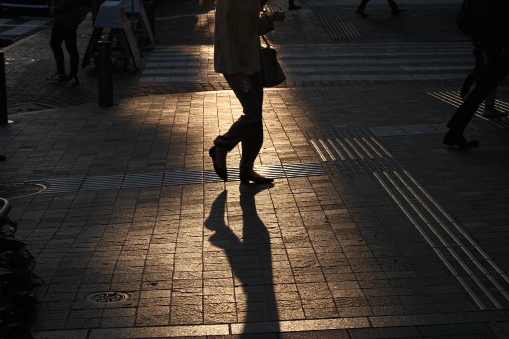 夕照の人影