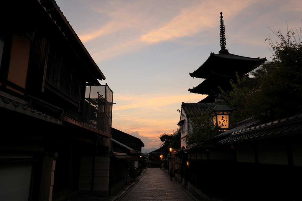 夕暮れ散歩と八坂の塔