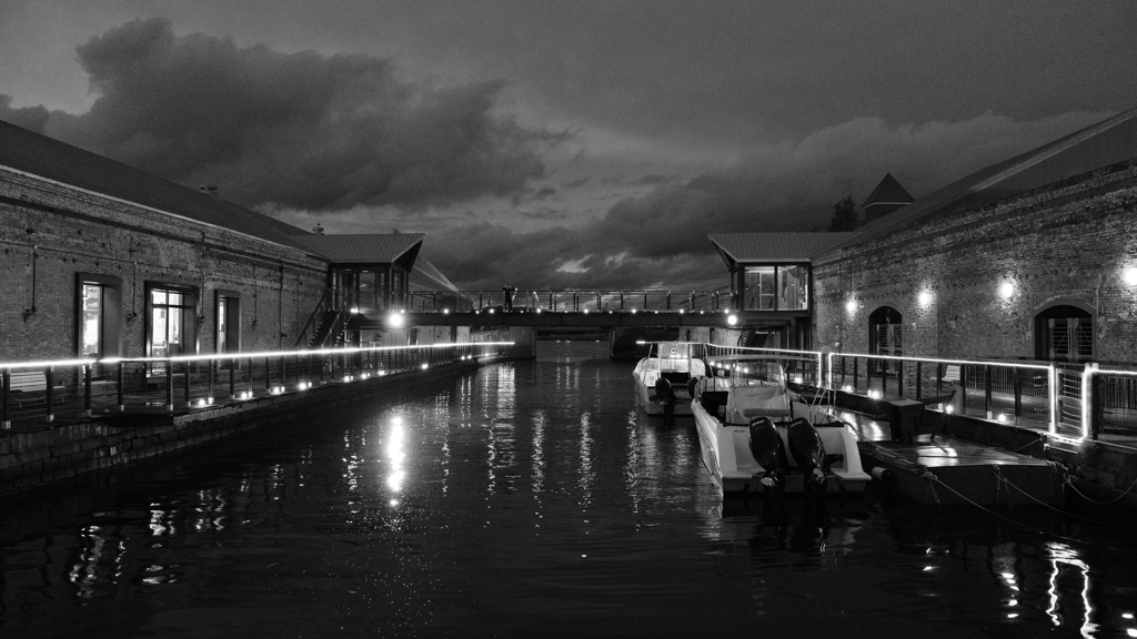 The night at the pier gets late