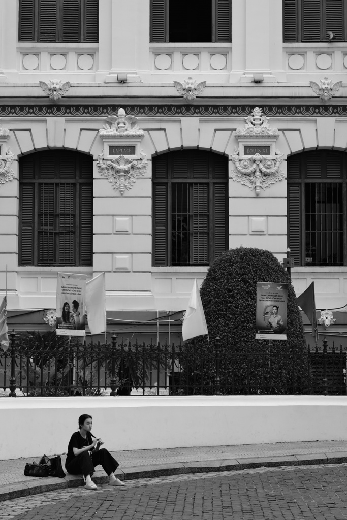 “một cô gái”