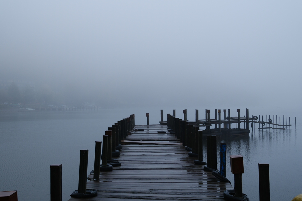 霧の中禅寺湖