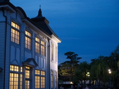 The night comes quietly