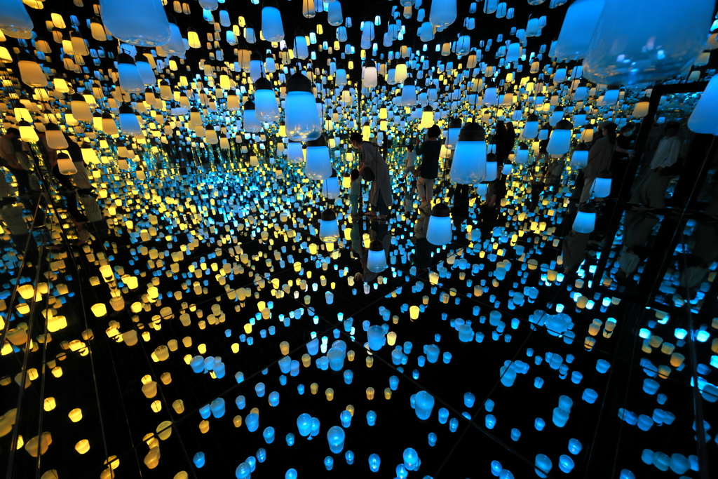 Labyrinth of lamps