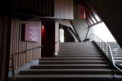 どうぞ劇場内へ