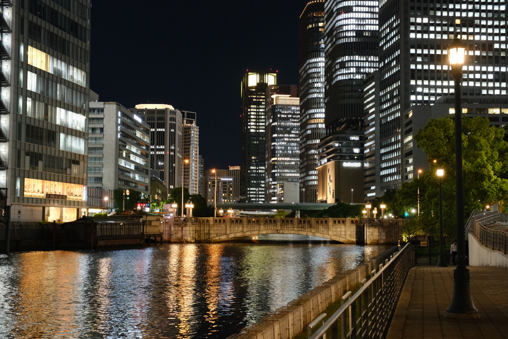 中之島の夜は更けて