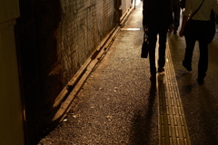 夕暮れ時のガード下にて