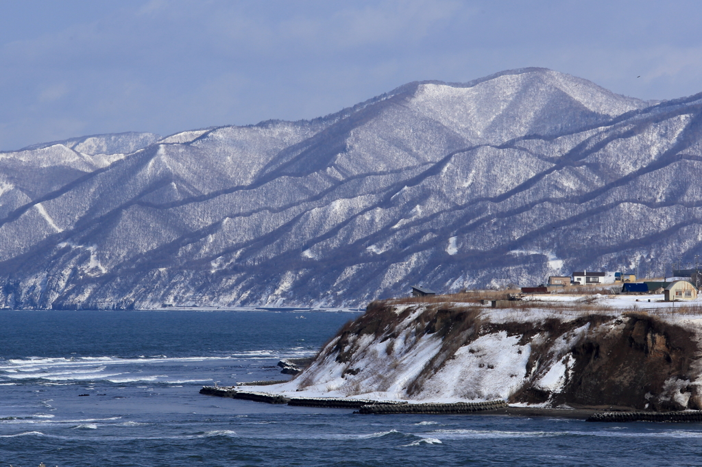 海と半島を望む丘