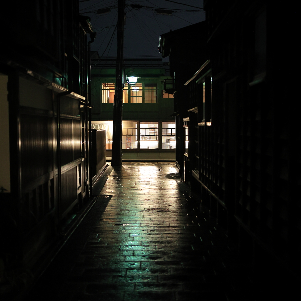 雨 路地　（あまろじ）