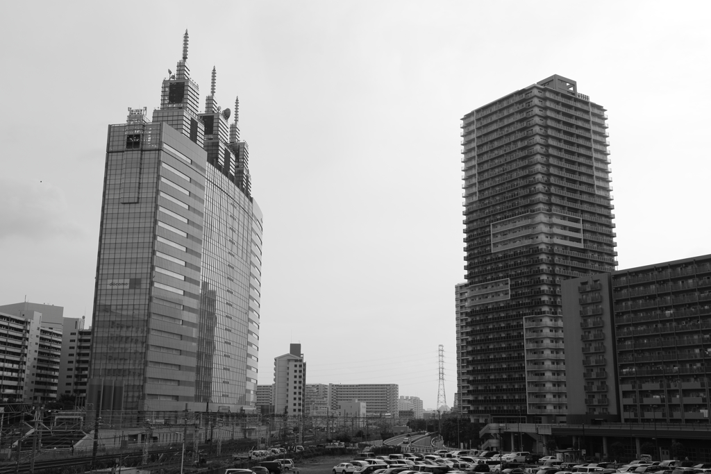 高層ビルとタワーマンション
