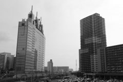 高層ビルとタワーマンション