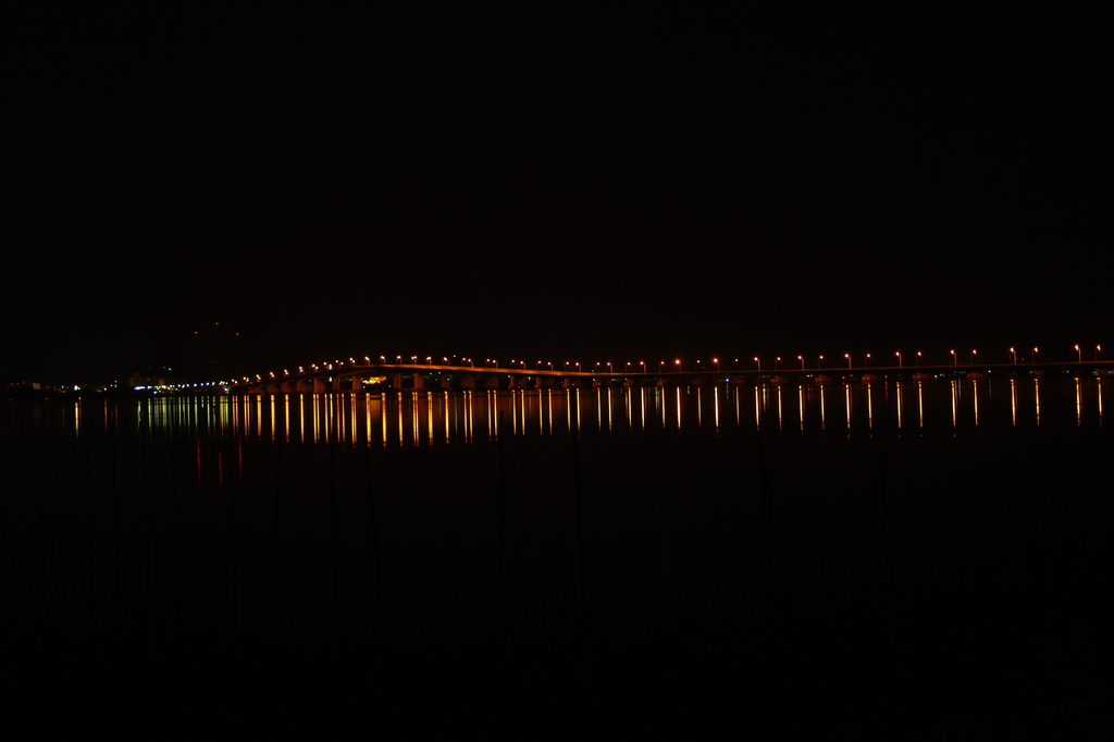 夜の琵琶湖大橋