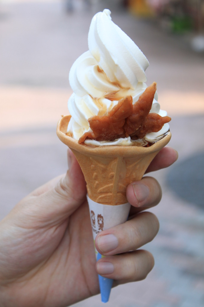もみじソフトクリーム(もみじのてんぷらが乗ってるだけ)