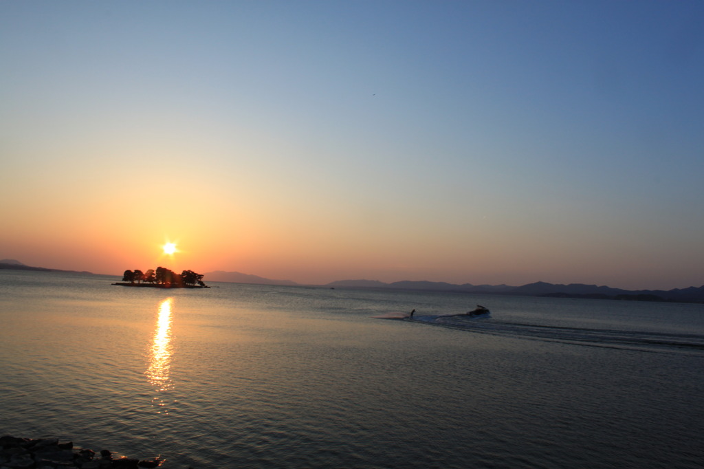夕日とウェイクボーダー