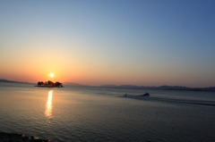 夕日とウェイクボーダー