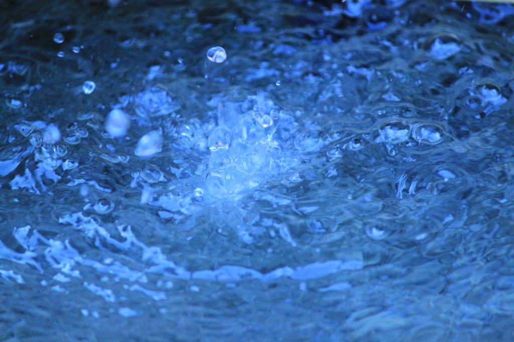 青い水