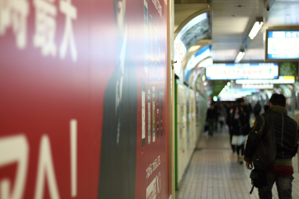 東口連絡通路