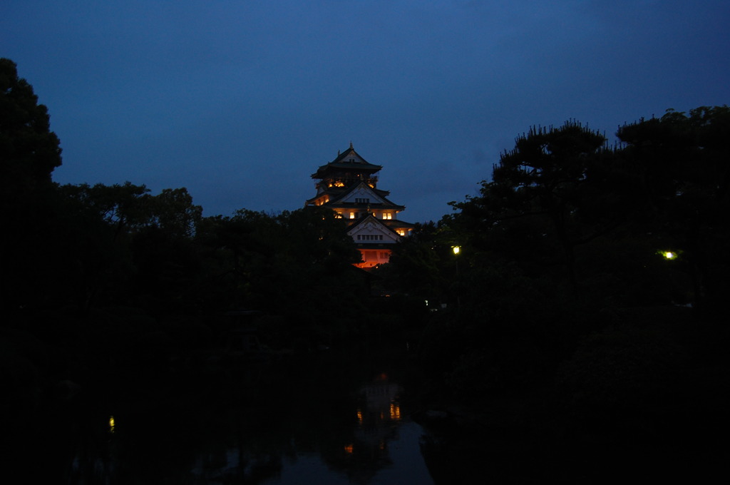 雨の中の大阪城