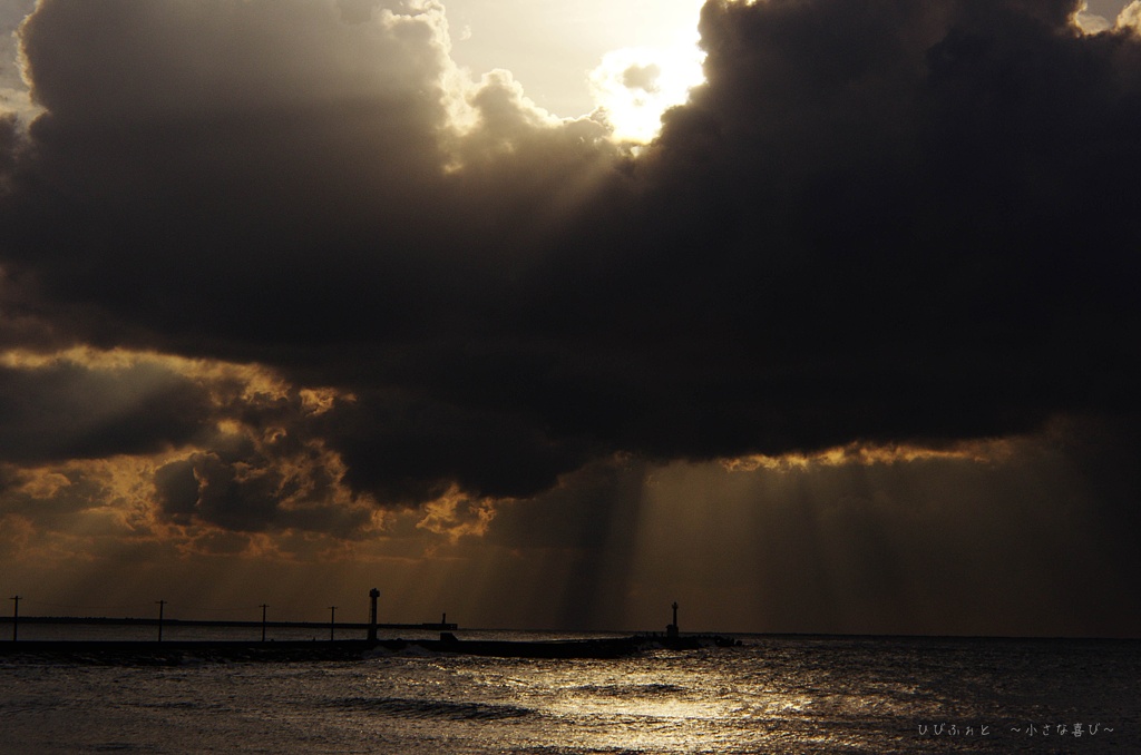 暗雲と照らされる海