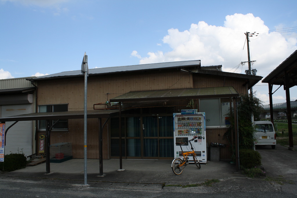 あぁ懐かしの駄菓子屋・・・潰れてるやん