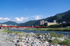 青い空と川、そして赤い橋