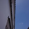 白壁と青い空