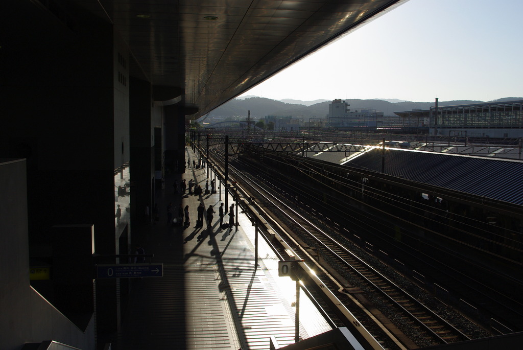 駅と人と線路