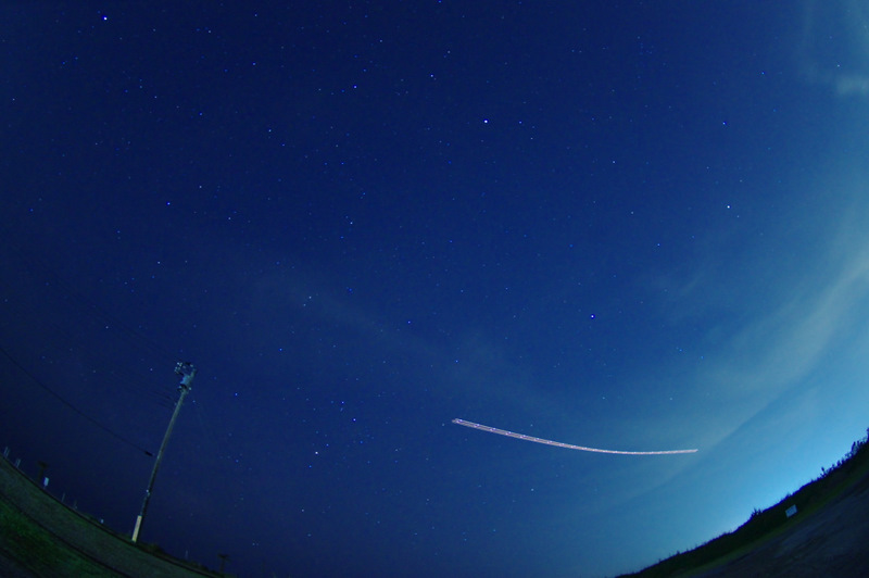 青い夜空に浮かぶ