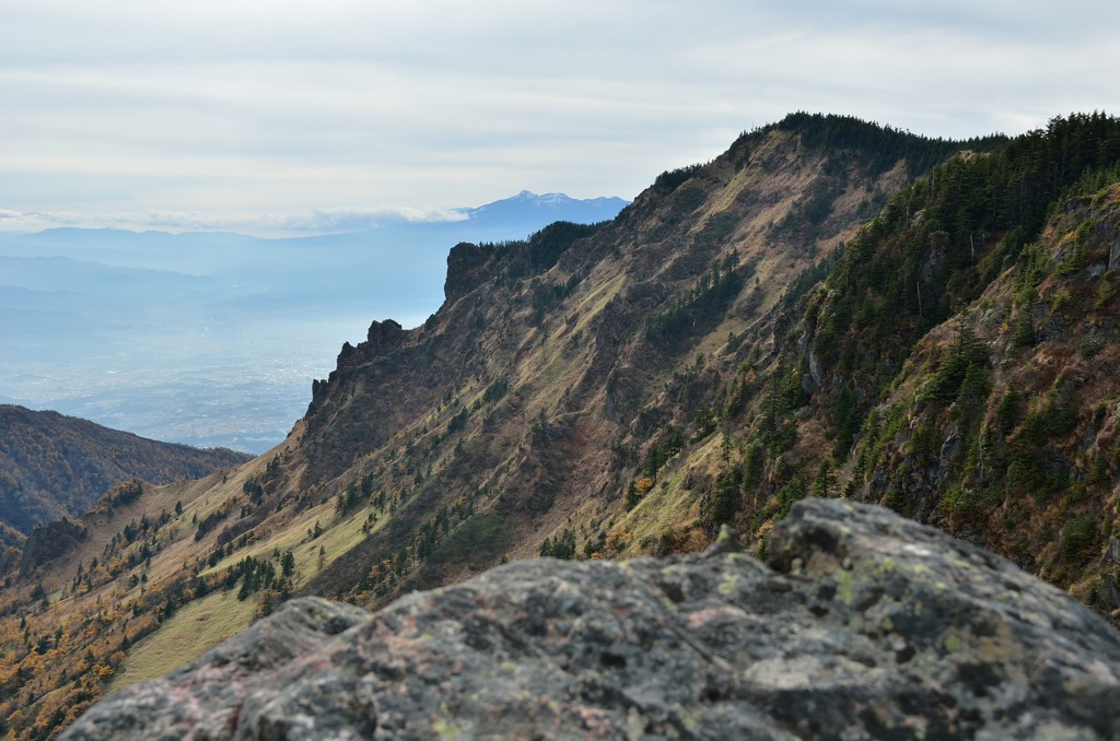 The highest peak of the outer rim of a v