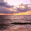 波打ち際から見た夕日