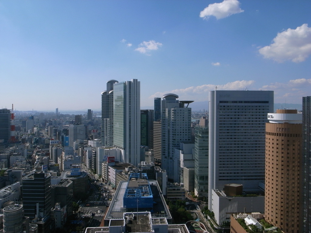 右手に丸ビルとヒルトン