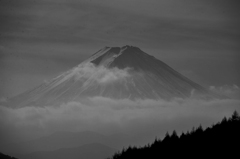 富士山をモノクロで