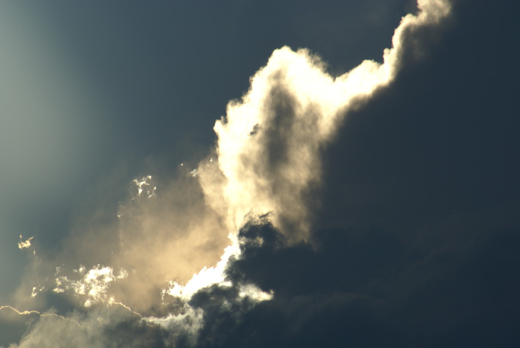 太陽と雲が見せる自然の力