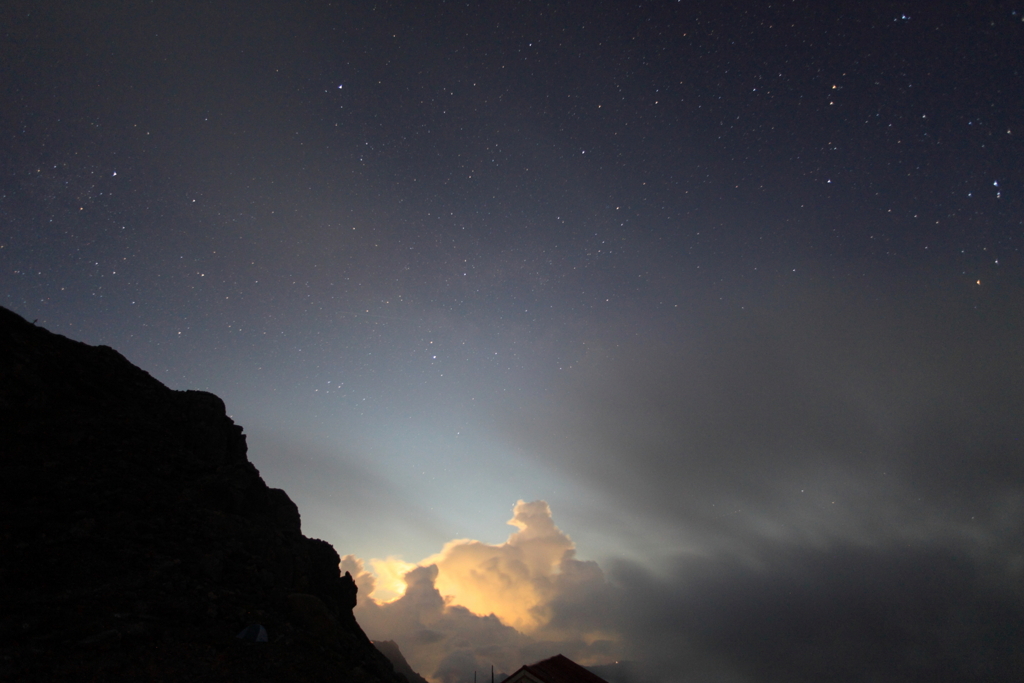 光る雲と星空