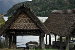 藁葺き屋根の舟屋