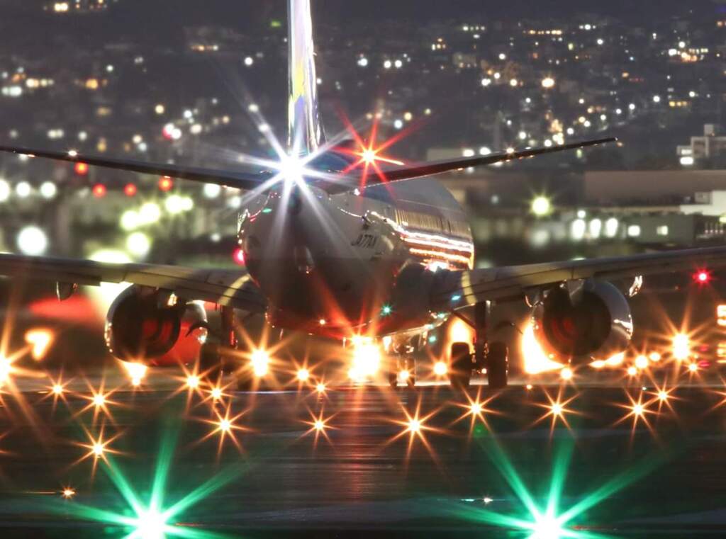 夜の大阪国際空港、千里川河川敷より