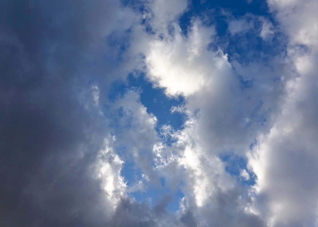 黒い雲が後ずさりした瞬間