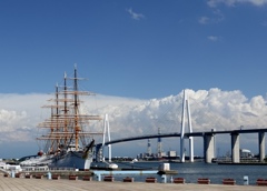 夏雲と海王丸と新湊大橋と