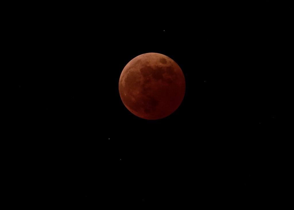 暗くて赤い月