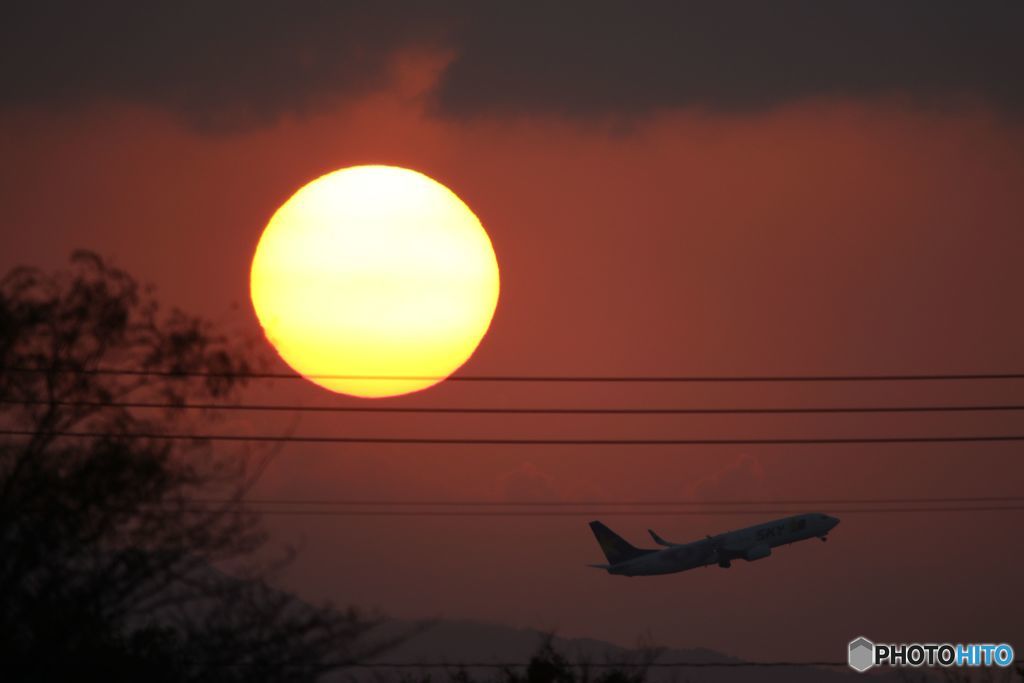 夕日と飛行機