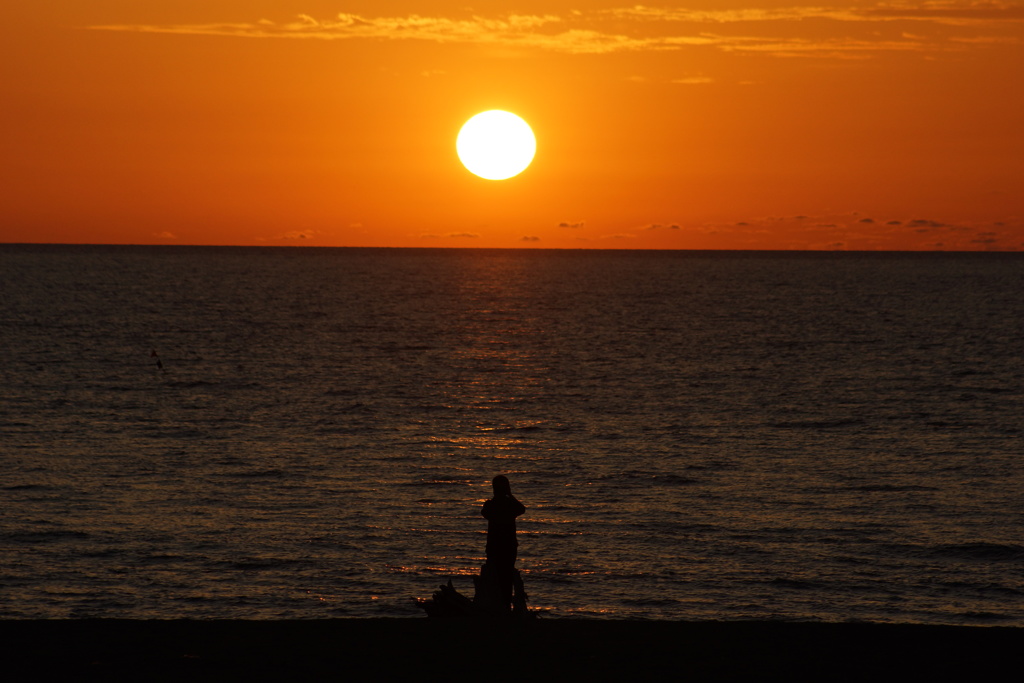 夕日を撮る人