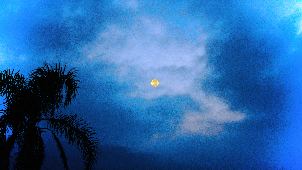 雲り月 