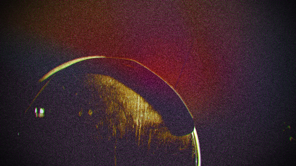 映る 