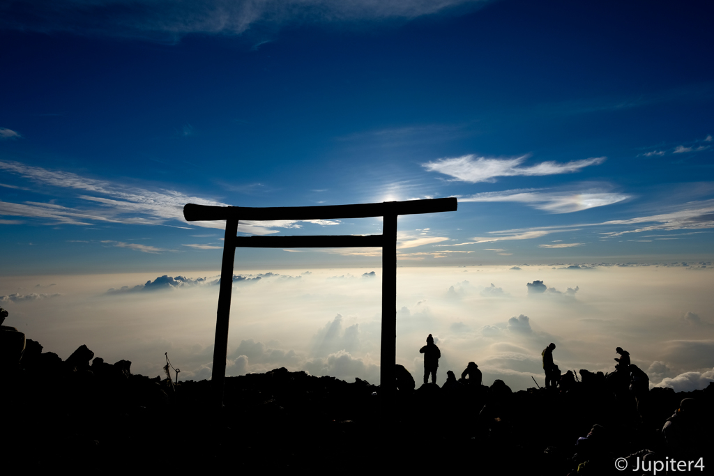 富士山山頂からの日の出と雲海〜４