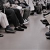 退屈する足と靴の表情