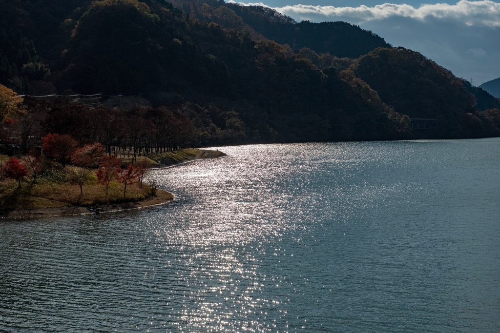 光る湖面