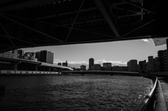橋の下の風景