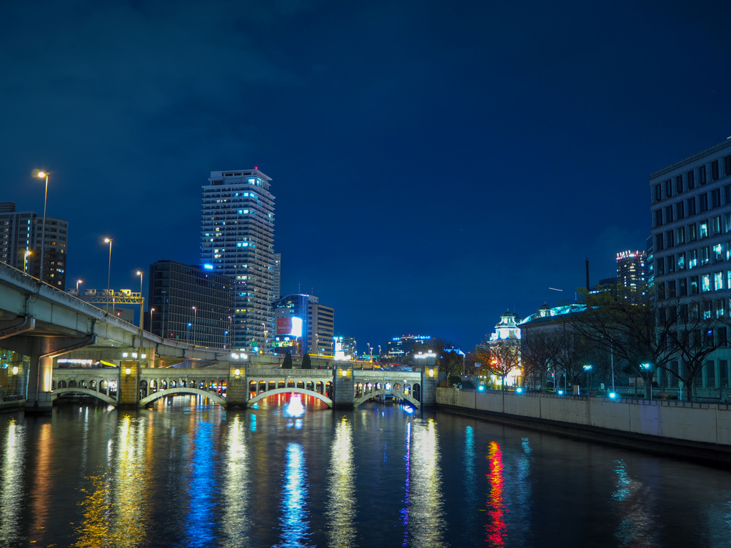 難波橋から中之島を望む